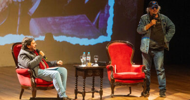 Felipe Pigna y Pedro Saborido se presentaron a sala llena en el Teatro Otamendi Felipe Pigna y Pedro Saborido se presentaron a sala llena en el Teatro Otamendi