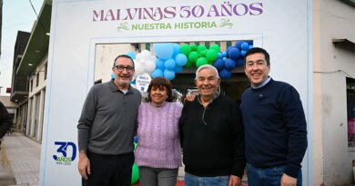 Malvinas continúa homenajeando a sus comercios históricos Malvinas continúa homenajeando a sus comercios históricos