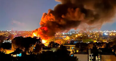 Voraz incendio en San Fernando destruyó una fábrica: hay peligro de derrumbe y cortaron la luz en 15 manzanas