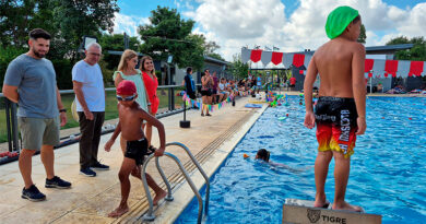Julio Zamora acompañó unas clases abiertas de natación en polideportivos del distrito