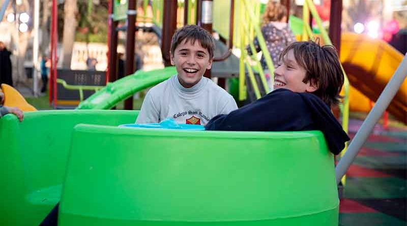 Las familias disfrutan de más de 100 espacios públicos renovados por el Municipio