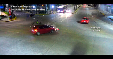 Impactante accidente vial: el conductor de una moto y su acompañante volaron por el aire