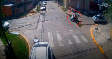 Vio una moto, la robó y se fue caminando…
