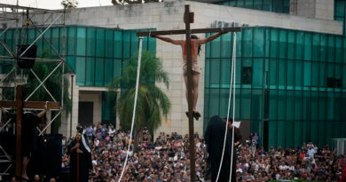 Malvinas Argentinas vivió el Vía Crucis junto a sus comunidades parroquiales Malvinas Argentinas vivió el Vía Crucis junto a sus comunidades parroquiales