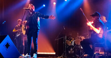 El Teatro de General Pacheco vibró al ritmo de “Los Ángeles del Rock”