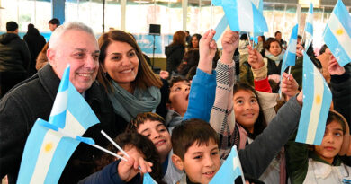 En escuelas isleñas, Julio Zamora acompañó el acto de Promesa de Lealtad a la Bandera Nacional