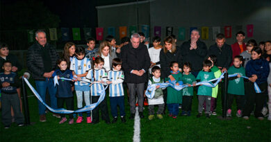 Julio Zamora inauguró las nuevas canchas de césped sintético en el Polideportivo Ricardo Rojas Julio Zamora inauguró las nuevas canchas de césped sintético en el Polideportivo Ricardo Rojas