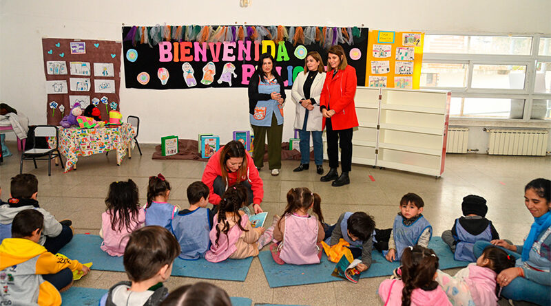 A través del programa Animación a la Lectura, el Municipio entregó más de 30 bibliotecas móviles para el nivel inicial A través del programa Animación a la Lectura, el Municipio entregó más de 30 bibliotecas móviles para el nivel inicial