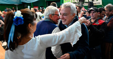 Julio Zamora acompañó la celebración por el Día de la Independencia junto a centenares de vecinos en Troncos del Talar Julio Zamora acompañó la celebración por el Día de la Independencia junto a centenares de vecinos en Troncos del Talar