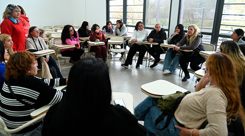 Más de 100 vecinas recibieron el certificado de finalización de sus cursos realizados a través del programa Emprendedoras Rodantes Más de 100 vecinas recibieron el certificado de finalización de sus cursos realizados a través del programa Emprendedoras Rodantes
