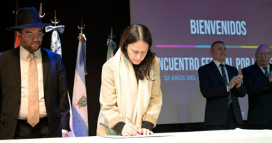 A 32 años del atentado, Soledad Martínez firmó un compromiso en la AMIA por la memoria y contra la impunidad