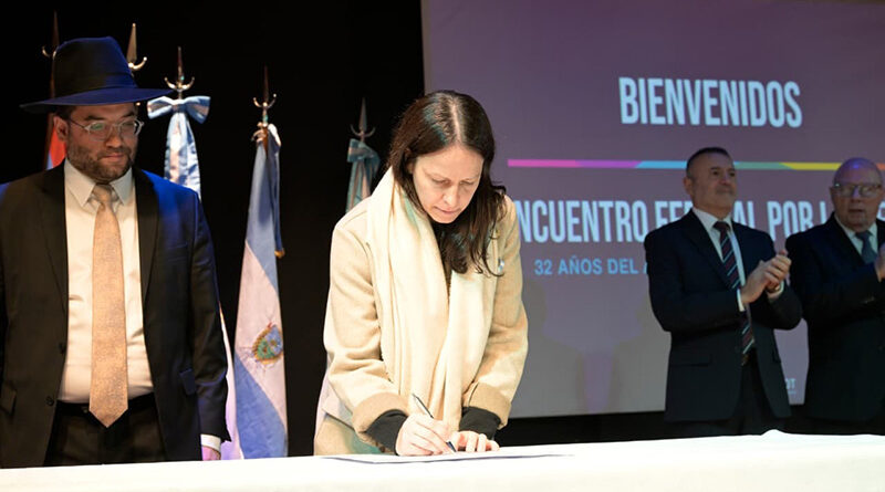 A 32 años del atentado, Soledad Martínez firmó un compromiso en la AMIA por la memoria y contra la impunidad