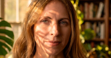 María Laura Oliva presentará su libro “Florecer entre sombras” en la Biblioteca Popular de Martínez María Laura Oliva presentará su libro “Florecer entre sombras” en la Biblioteca Popular de Martínez