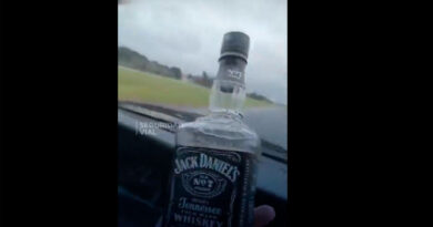 Tomaba whisky al volante y se burló del “Si nos matamos, nos matamos” Tomaba whisky al volante y se burló del “Si nos matamos, nos matamos”