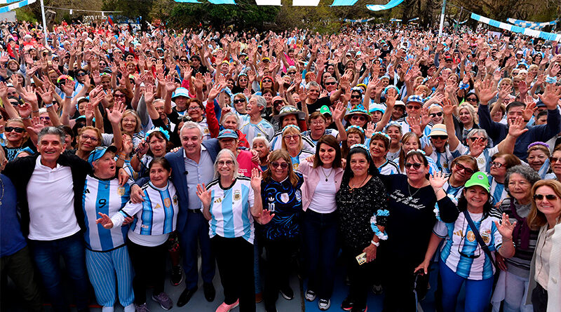 En el marco del Día del Jubilado, Julio Zamora compartió una jornada junto a una multitud de adultos mayores En el marco del Día del Jubilado, Julio Zamora compartió una jornada junto a una multitud de adultos mayores