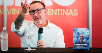 Luis Vivona presentó “Historia de un Militante” en la 7ma Feria del Libro de Malvinas Argentinas Luis Vivona presentó “Historia de un Militante” en la 7ma Feria del Libro de Malvinas Argentinas