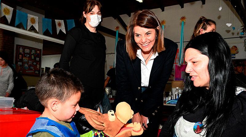El programa municipal “Sonríe Tigre” continúa llevando salud bucal a las comunidades educativas del Delta El programa municipal “Sonríe Tigre” continúa llevando salud bucal a las comunidades educativas del Delta