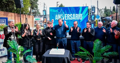 Nardini destacó a un comercio en su 70º aniversario Nardini destacó a un comercio en su 70º aniversario