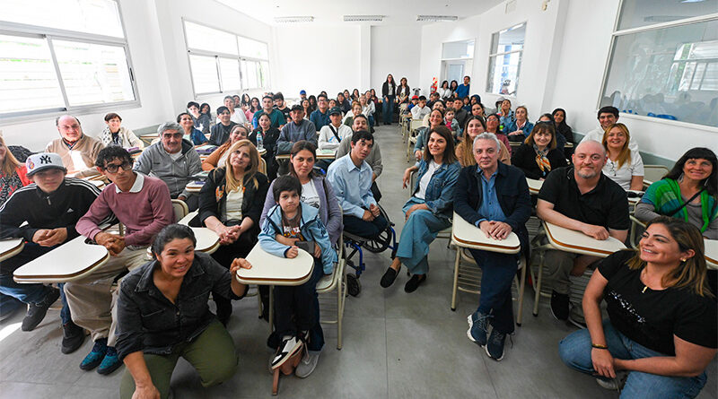 Julio Zamora en el CUT: “La educación es la columna vertebral de nuestra comunidad” Julio Zamora en el CUT: “La educación es la columna vertebral de nuestra comunidad”