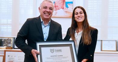 El Municipio reconoció como Personalidad Destacada del Deporte a Agostina Alonso, campeona mundial con Las Leonas El Municipio reconoció como Personalidad Destacada del Deporte a Agostina Alonso, campeona mundial con Las Leonas